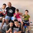 Viúvo de participante do 'The Wall' cuida de cinco filhos sozinho e recebe doações de seguidores