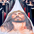 Atriz é 'retirada' do tapete vermelho de Cannes após exibir vestido com rosto de Jesus; vídeo