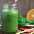 Suco verde contra a gripe feito com laranja, kiwi e espinafre