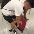 Passageiro viraliza ao quebrar rodas de mala para não pagar taxa à companhia aérea