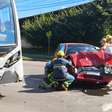 Acidente entre carro e ônibus deixa motorista ferida e trânsito complicado em Curitiba