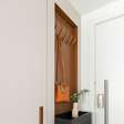 Madeira, conforto e praticidade caracterizam este apartamento de 116 m²