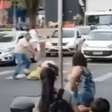 Vídeo flagra agente de trânsito e motociclista trocando socos em avenida de Uberlândia; veja