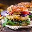 Hambúrguer sem culpa: veja como preparar um caseiro e mais saudável