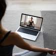Faça de casa: veja se vale a pena fazer yoga online