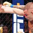 Islam Makhachev sangra, mas finaliza Dustin Poirier em luta dura e defende cinturão no UFC 302