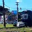 Susto! Imagens mostram trem batendo contra carro em cima dos trilhos em Pinhais