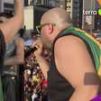 Sem camisa do Brasil, Tiago Abravanel improvisa com bandeira na Parada