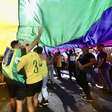 Em clima de Copa do Mundo, Parada LGBT+ de SP dá novo significado para bandeira do Brasil