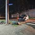 Motorista é preso por embriaguez ao volante após bater carro contra poste em Curitiba