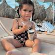 Filha de Simone Mendes encanta com fofura ao aparecer na praia