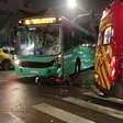 Motociclista que estaria com farol apagado bate contra ônibus e fica gravemente ferido em Curitiba