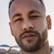 Chique ou cafona? Look preto de Neymar Jr. em leilão divide opiniões na web: 'Gente...'