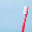 Escova de dente: cobrir com tampa ou usar capinha é certo ou errado?