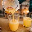 Por que você deveria tomar suco de laranja todos os dias? Estudo da USP explica