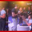 Apresentador é pedido em casamento pelo companheiro durante entrevista com Angélica