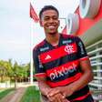 Carlinhos volta a treinar no Flamengo após morte da mãe