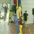 Empresário tranca bandidos dentro de loja durante assalto na Colômbia; veja vídeo