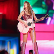 Taylor Swift canta 'Crazier' pela primeira vez em 15 anos