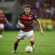 Ayrton Lucas está fora do jogo entre Flamengo e Grêmio