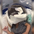 Hospital improvisa embalagem de bolo como máscara de oxigênio para bebê de 3 meses