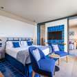 Hotel na Itália tem inspiração mediterrânea, paleta azul e vista
