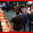 Paulo Pimenta deixa comissão sob gritos de 'fujão' de deputados bolsonaristas na Câmara