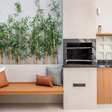 Casa de 146 m² ganha cozinha verde clara e área externa com churrasqueira