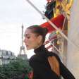 Sasha usa vestido preto de R$ 2.690 de sua grife em Paris