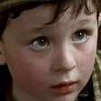 27 anos depois, esse menino de bochechas rosadas em 'Titanic' ainda recebe dinheiro do filme - por uma única fala!