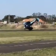 Avião dá 'cambalhota' e tomba durante pouso em aeroporto no Paraná; veja vídeo