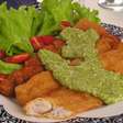 Peixe crocante ao molho pesto simples que fica muito saboroso