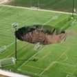 Campo de futebol afunda e enorme cratera é aberta; veja o vídeo