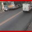 Motorista desce segundos antes de carro ser atingido e destruído por ônibus na zona leste de SP