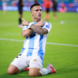 Com dois gol de Lautaro, Argentina vence e elimina o Peru
