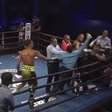 Árbitro de boxe é agredido por lutador, revida golpe e foge do ringue; assista