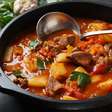 Caldo de costela com mandioca e tomate com gostinho de comida caseira