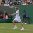 Rublev dá 'chilique', bate com raquete contra próprio joelho e é eliminado em Wimbledon