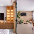 Apartamento de 110 m² destaca parede de brick e materiais naturais