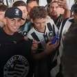 Thiago Almada chega ao Rio de Janeiro para assinar com o Botafogo; veja mais