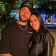 Neymar e Bruna Biancardi trocam beijos em show de Thiaguinho