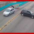 Motociclista cai sentado sobre teto de carro após acidente de trânsito no RJ