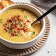 Caldo de ervilha com linguiça e cebola caramelizada: receita fácil e saborosa