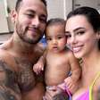 Momento família! Neymar curte dia na piscina com Bruna Biancardi e Mavie