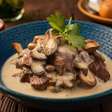 Bife ao molho de champignon: a melhor receita para servir a visitas
