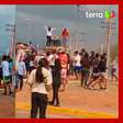 Manifestantes derrubam estátua de Hugo Chávez na Venezuela