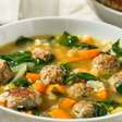 Sopa de legumes com almôndegas completa e perfeita para noites frias