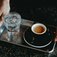 A verdadeira razão pela qual você deve tomar café com um copo de água, como fazem na Itália