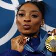 Simone Biles ostenta colar de melhor da história após ganhar ouro na Olimpíada de Paris