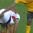 Gabriel Jesus se irrita com 'apalpada' de jogador adversário, reage e leva cartão; vídeo